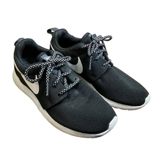 Nike Roshe One Running Shoe Black White Athletic Mesh Upper‎ Sneakers 5 - Picture 1 of 9
